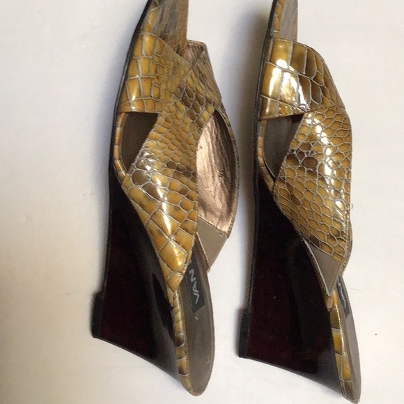 Vaneli Faux Gold Crocodile Reptile Snakeskin Patent Wedge High Heel Sandal 8.5 N - Picture 11 of 14